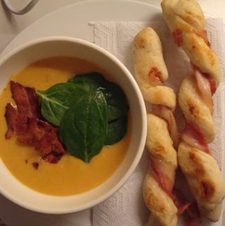 Sød kartoffelsuppe med baconvridere