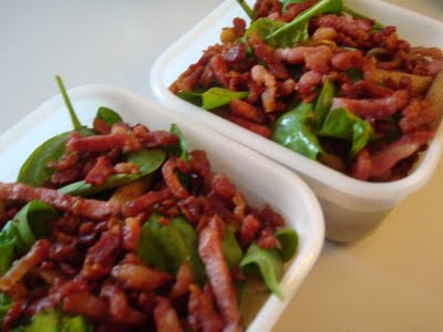 Marineret pastasalat med krydret dressing og bacon