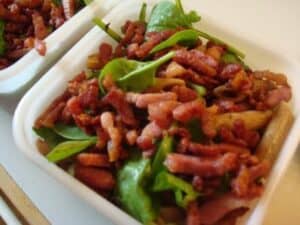 Marineret pastasalat med krydret dressing og bacon