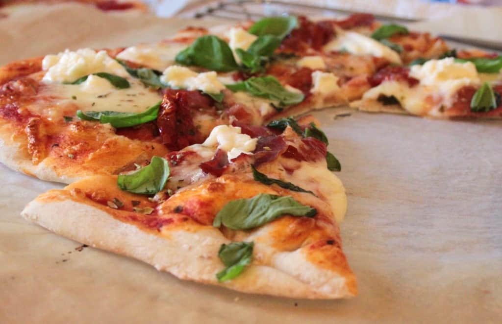 Pizza med sprød tynd bund