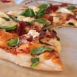 Pizza med sprød tynd bund