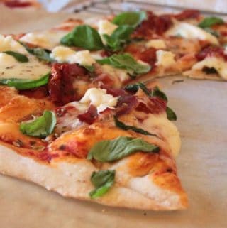 Pizza med sprød tynd bund