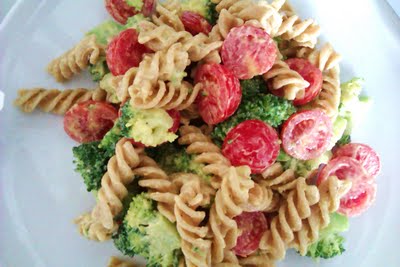 Pasta broccolisalat med karrydressing, bacon og pinjekerner