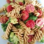 Pasta/broccolisalat med karrydressing, bacon og pinjekerner