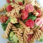 Pasta/broccolisalat med karrydressing, bacon og pinjekerner