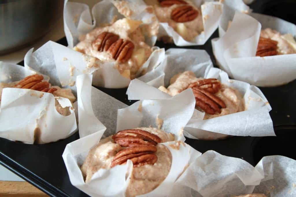 Sunde pecanmuffins med æble og kanel
