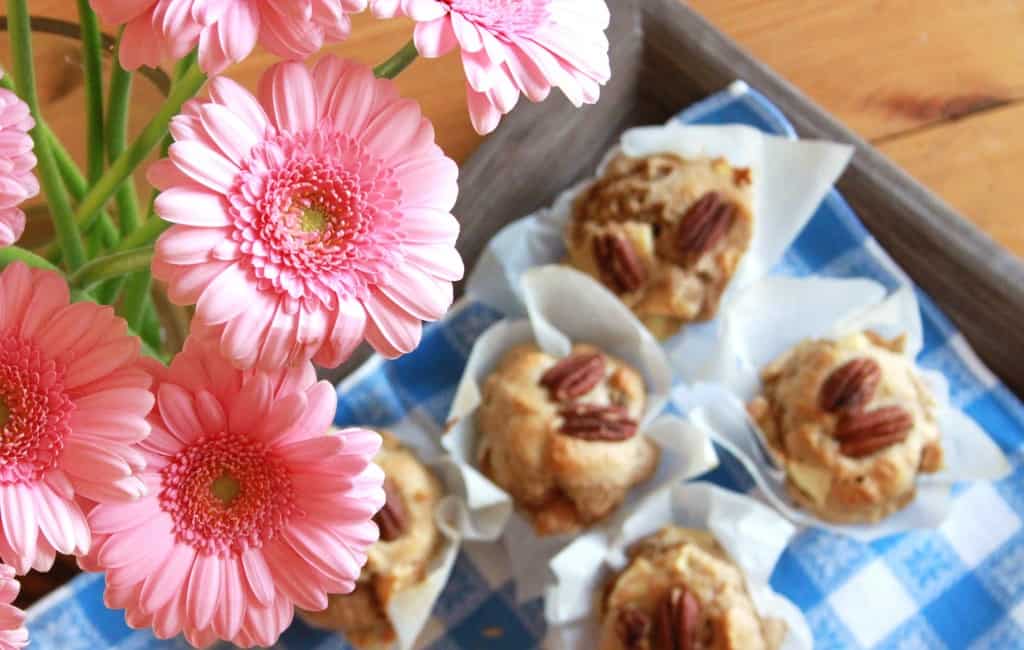 Sunde pecanmuffins med æble og kanel