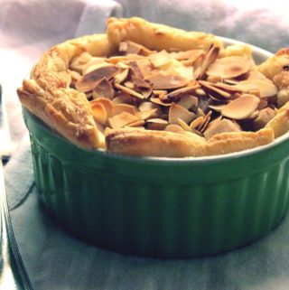 Pæretærter med butterdej, marcipancreme og mandler
