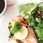 Soyabagt laks med grøn salat med hvedekerner