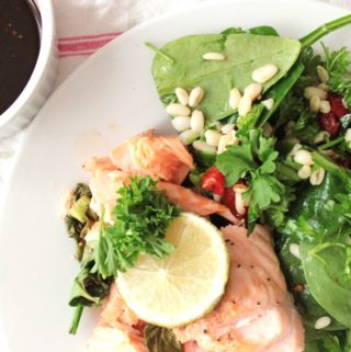 Soyabagt laks med grøn salat med hvedekerner