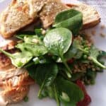 Spinatsalat med kerner, estragon og kylling