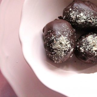 hjemmelavet påskeæg med marcipan og chokolade