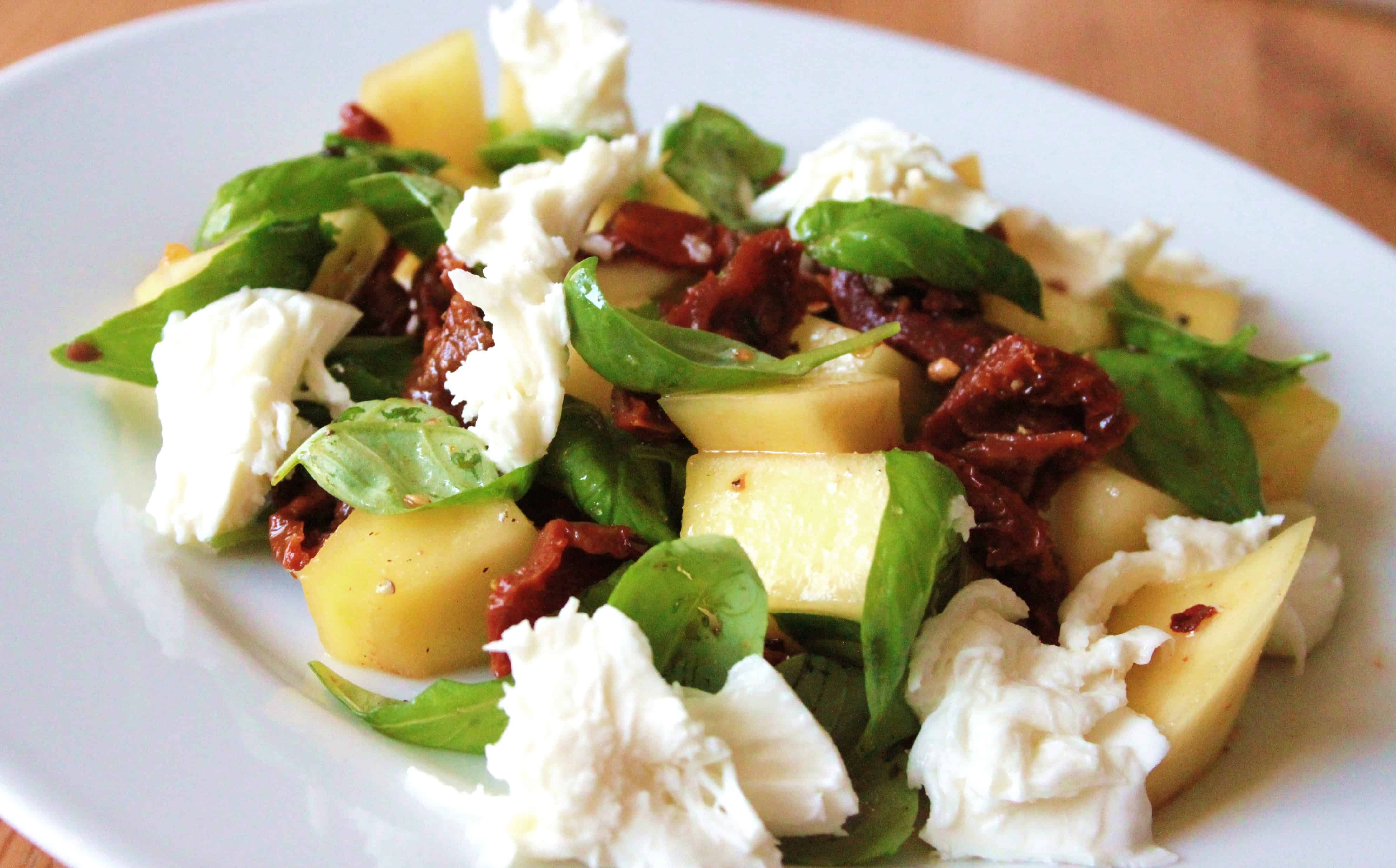 Mangosalat med basilikum, tomater og mozzarella