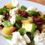 Mangosalat med basilikum, soltørrede tomater og mozzarella