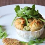 Madmuffins med laks og rucola