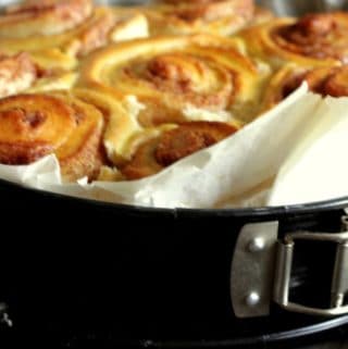 Kanelsneglekage bagt i form