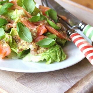 Laksesalat med grov sennepsdressing