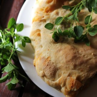 Calzone med skinke, mozzarella and svampefyld