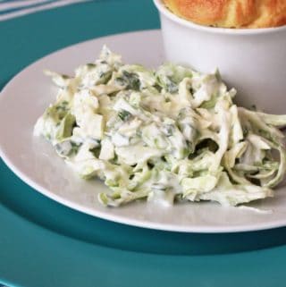 Coleslaw med spidskål, agurk og krydderurter