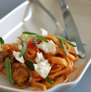 Frisk pasta med safransauce og chorizo