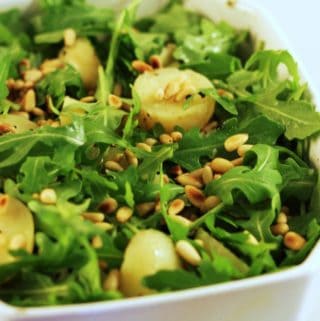 Grøn kartoffelsalat - med rucola, pinjekerner og nigellafrø