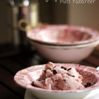 Yoghurtis med rabarber og chokolade