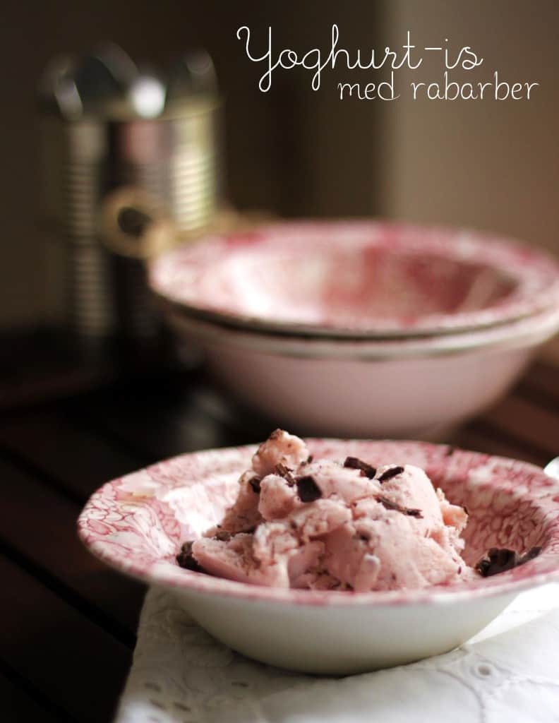 Yoghurtis med rabarber og chokolade