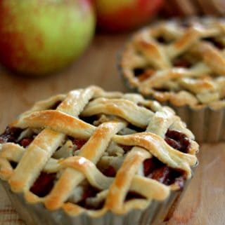 Apple pie - opskrift på amerikansk æbletærte med flettet låg