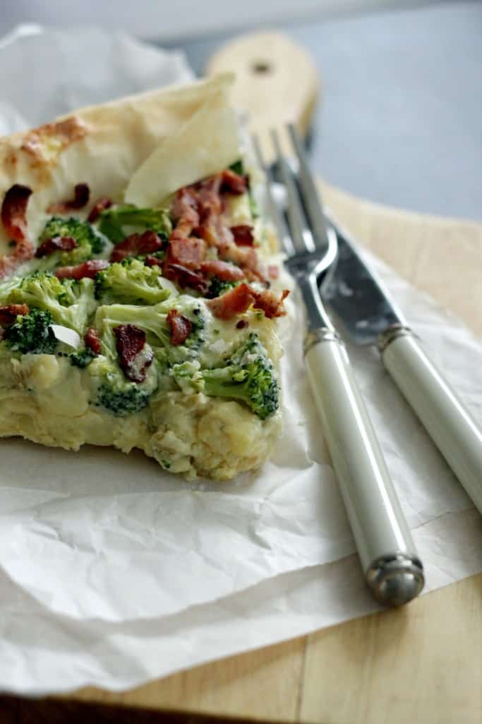 Filodejs tærte med kartoffelmosbund, broccoli og bacon