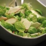 Rosenkålsalat med æble og peberrod