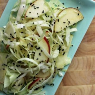 Spidskålssalat med æble og nigellafrø