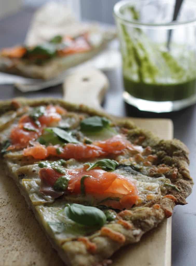 Pizza med kartofler, grøn pesto og laks - opskrift på hjemmelavet pizza 