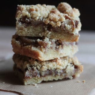 Æble og kanel kager med crumble
