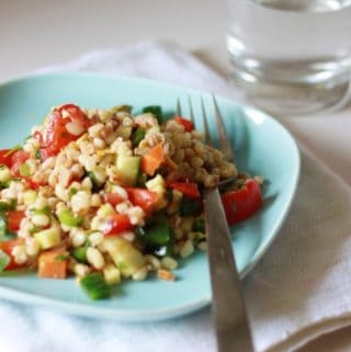 Salat med med kerner og krydret dressing
