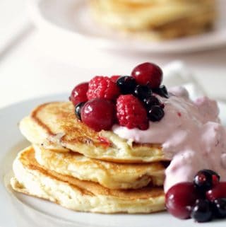 Ricotta-pandekager med pink skyr
