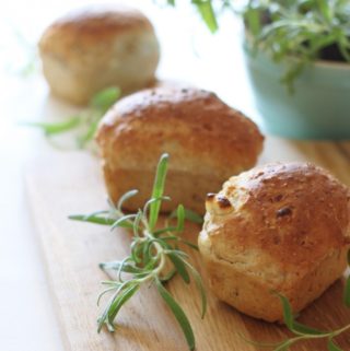 Grove brød med brus, feta og friske krydderurter