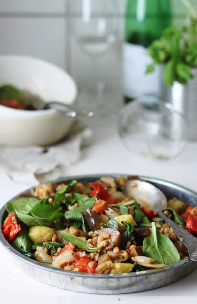 Lun salat med ovnbagte grøntsager, kerner og varme krydderier