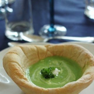 Ærtesuppe i bagte brødskåle