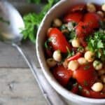 Kikærtesalat med tomater og persille