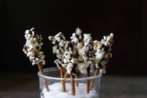 Chokolade-saltstænger med popcorn
