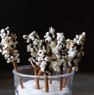 Chokolade-saltstænger med popcorn
