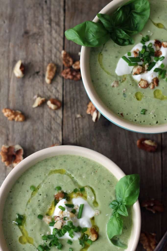 Kold agurk/avocado-suppe med valnødder og skyr