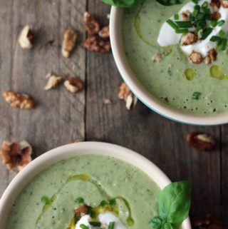 Kold agurk avocado-suppe med valnødder og skyr