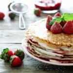 Pandekage-lagkage med jordbær hindbær og flødeskum