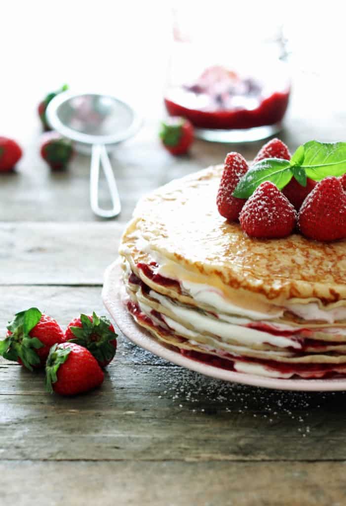 Pandekage-lagkage med jordbær/hindbær og flødeskum