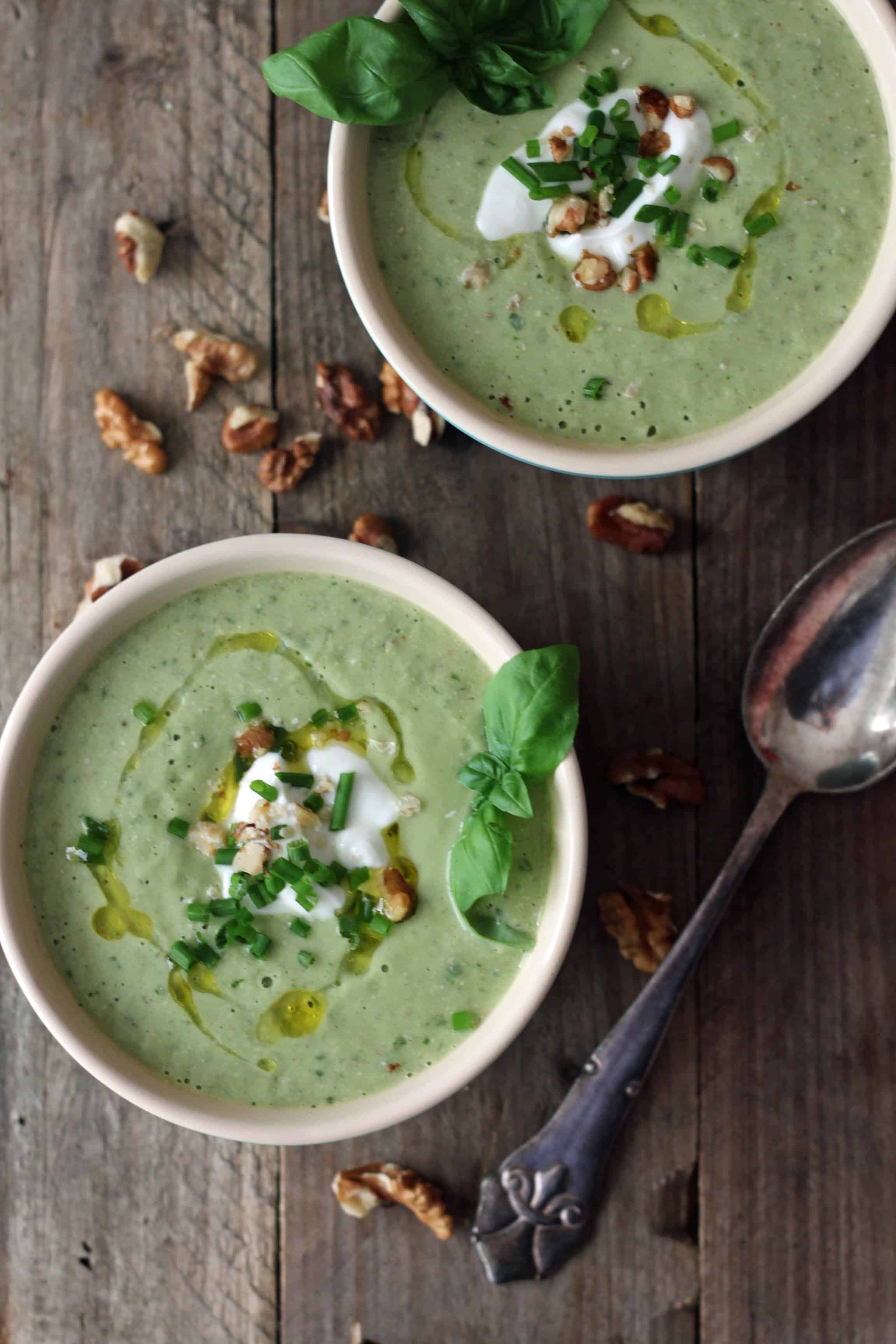 Kold agurk/avocado-suppe med valnødder og skyr