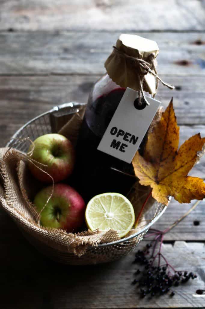 Hjemmelavet hyldebærsaft med æble