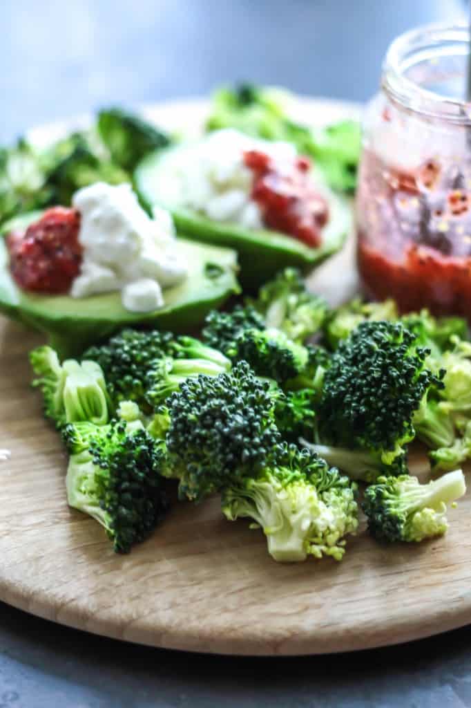 Broccoli/avocado-salat med ribsdressing