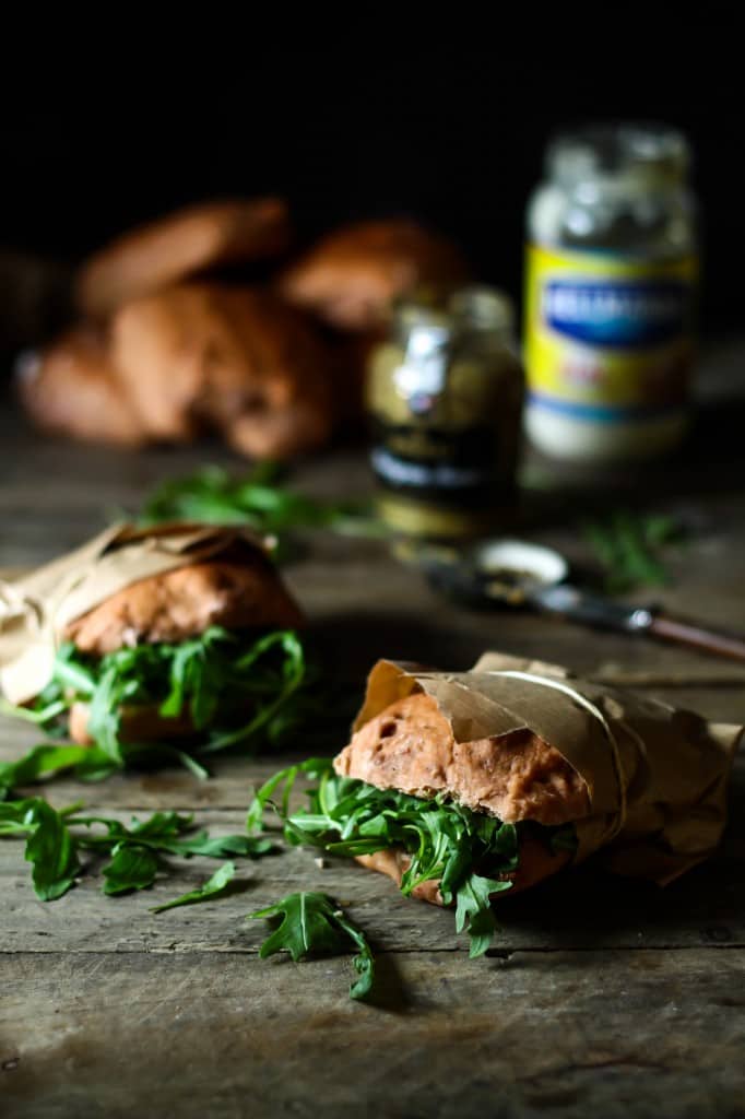 Grove brød med rødbedepesto og saltede mandler