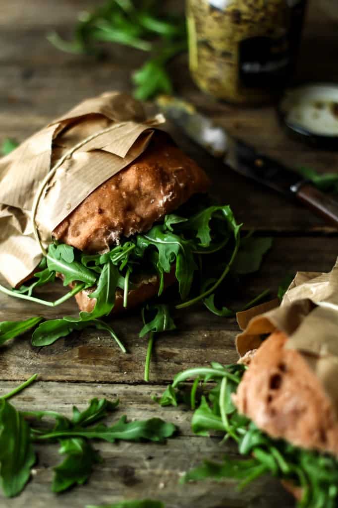 Grove brød med rødbedepesto og saltede mandler